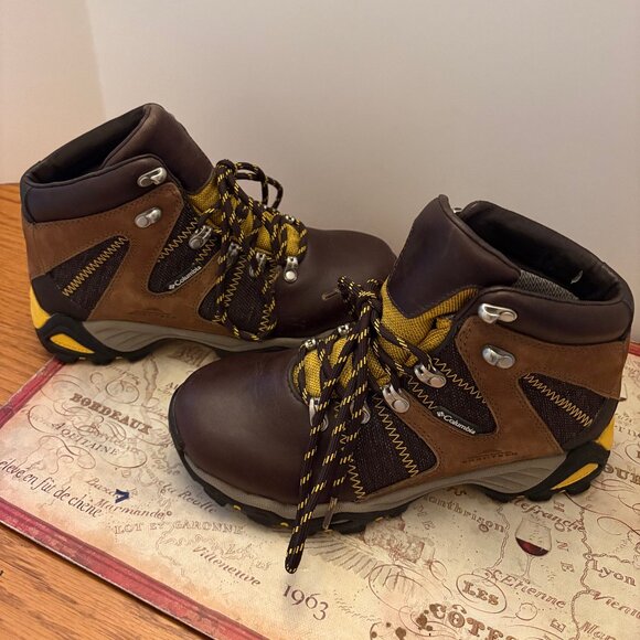 Columbia Techlite Hiking Boots Size 7 - CAD $60 - Picture 1 of 4